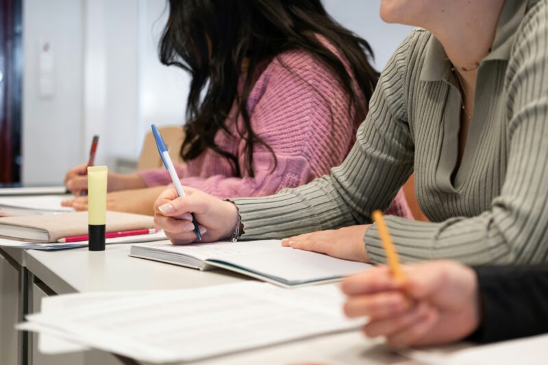 Eminent academicians recommend offline-online final year exams for SPPU