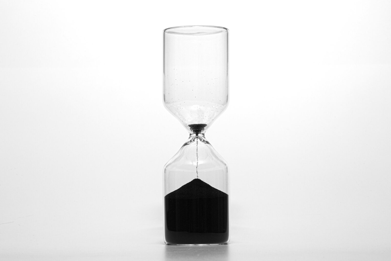 Maharashtra: application for eligibility certificates deadline extended by the State Education Board Clear glass hourglass with dark sand running into the lower bulb against a white background