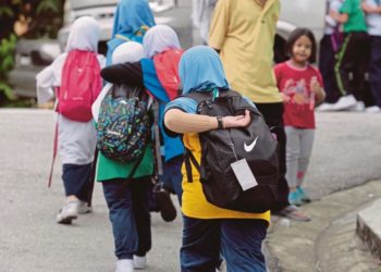 Schools to soon lighten the weight of school bags under a new policy in the NEP https://www.google.com/url?sa=i&url=https%3A%2F%2Fwww.nst.com.my%2Fopinion%2Fcolumnists%2F2018%2F07%2F389532%2Fweighty-matter-school-bag&psig=AOvVaw2JqNOrzINcqCG_rDqDovCb&ust=1610040564056000&source=images&cd=vfe&ved=0CAMQjB1qFwoTCIi7-tPqh-4CFQAAAAAdAAAAABAK