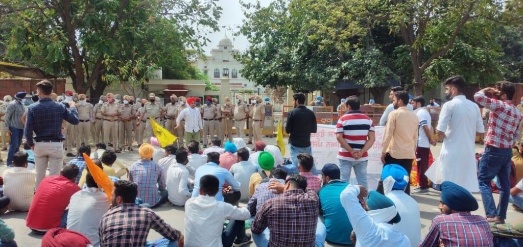 Teachers protesting outside the Punjab CM house