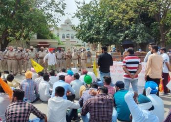 Teachers protesting outside the Punjab CM house