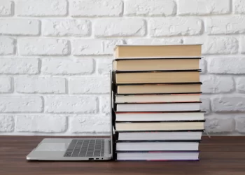 ONLINE EDUCATION vs TRADITIONAL EDUCATION – which one is better and why ONLINE EDUCATION vs TRADITIONAL EDUCATION