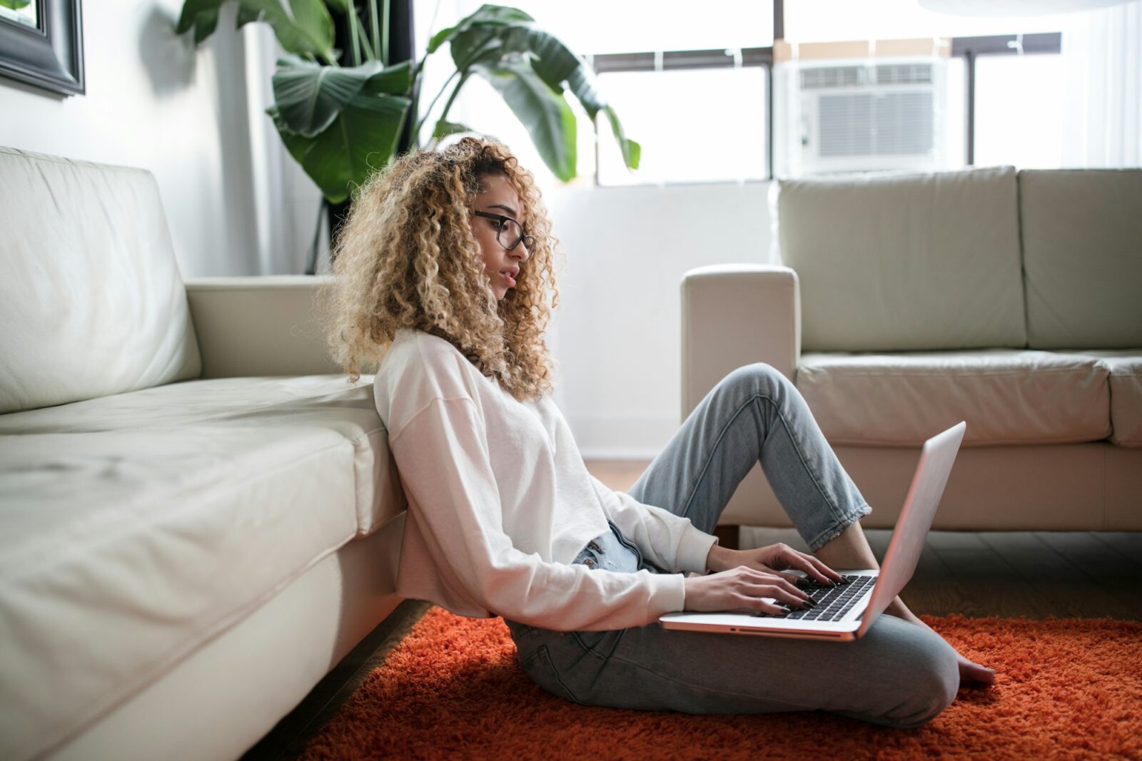 Effective Online Learning: 5 Best Tips Woman sitting on the floor and leaning against a sofa while using a laptop