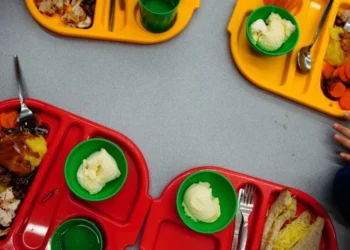 Starmer is facing strain in side to innate healthy meals at school in the England. Starmer-Under-Pressure-to-Commit-to-Universal-Free-School-Meals-in-England-theeucatinaily-lnn.webp